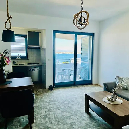 Dee Ugljan - Sea 80 M Guest house