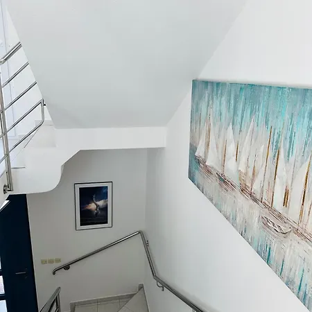 Dee Ugljan - Sea 80 M Pensión