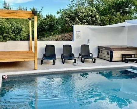 Dee Ugljan - Sea 80 M Guest house