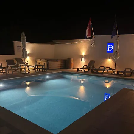Dee Ugljan - Sea 80 M Guest house