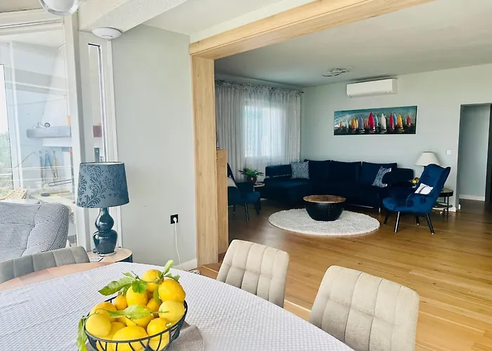 Dee Πανσιόν Lukoran