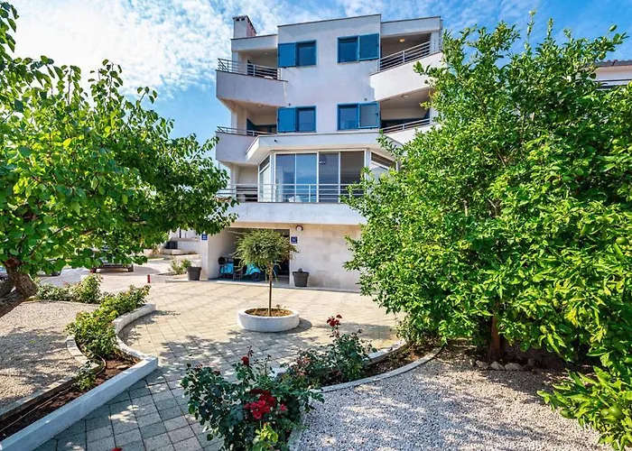 Dee Πανσιόν 4*