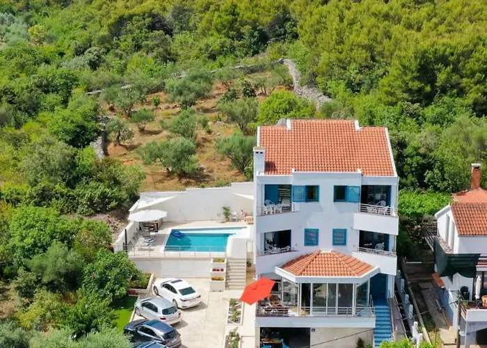 Dee Πανσιόν 4*